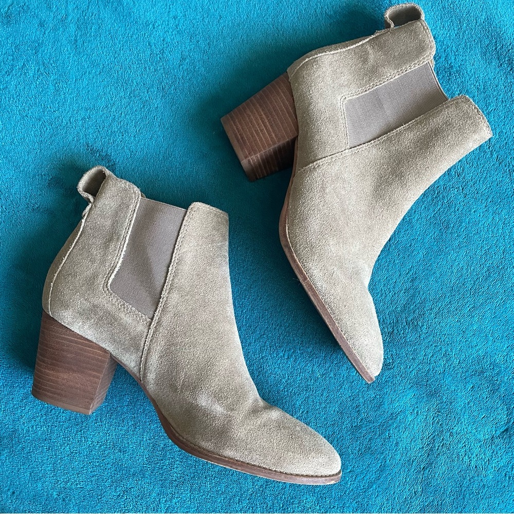 Madewell Tan suede ankle booties with chunky heel